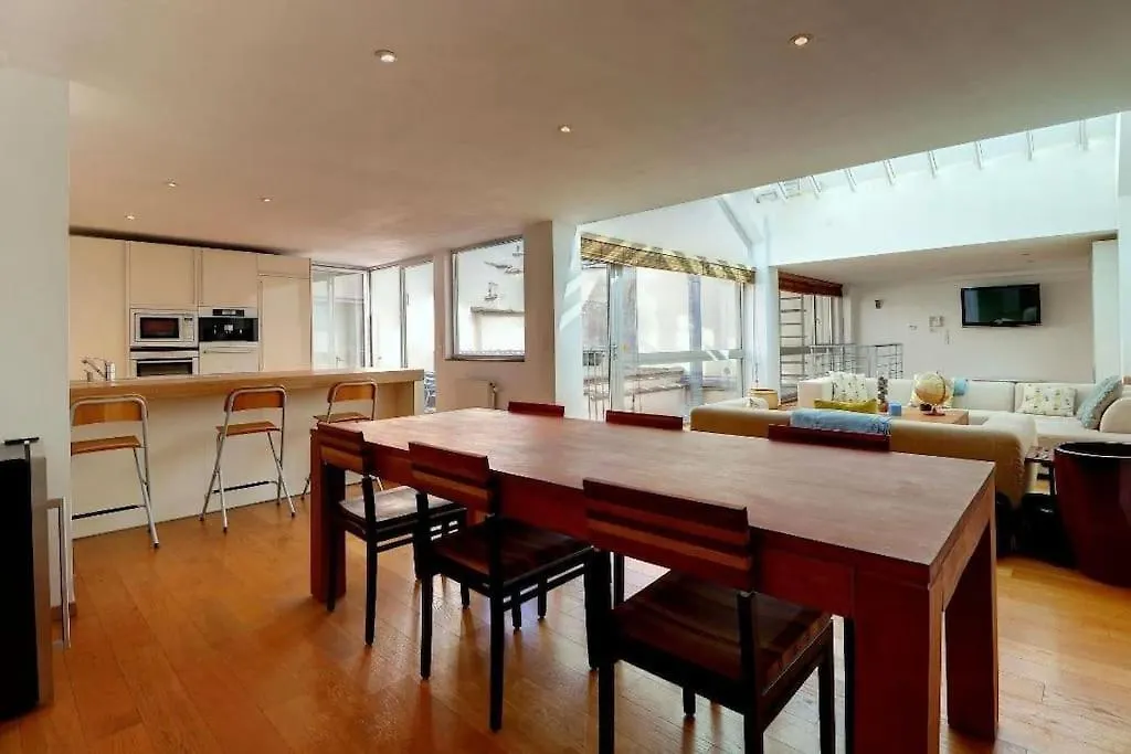 Down Town Spacious Duplex With Private Parking & Game Room Brussels